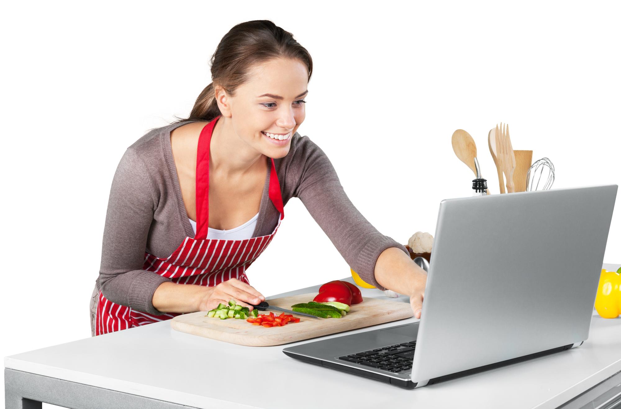 Studente cucina a casa con laptop
